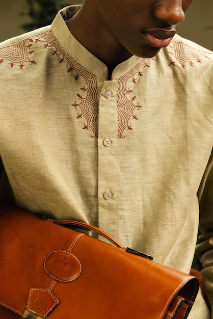 detal haftowanej koszuli