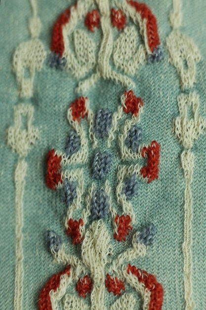 haftowana tkanina w tradycyjne wzory